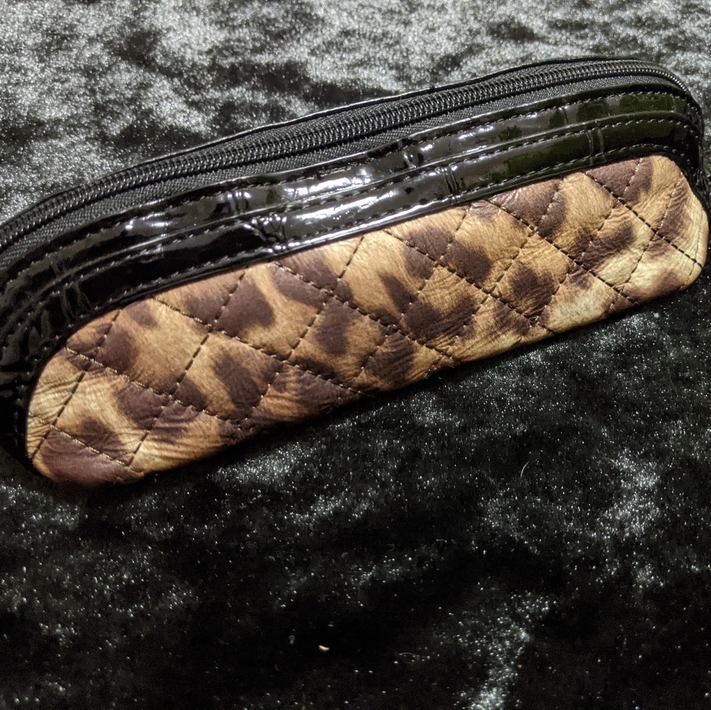 Guess Makeup Case - Picture 2 of 3